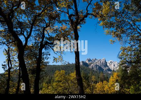 Vue sur Castle Crags depuis le parc d'État Castle Crags dans le nord de la Californie près du mont Shasta. Banque D'Images