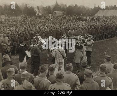 352e entrée DU GROUPE DE JAZZ D'INFANTERIE au concours Jazz Band. Rencontre militaire sur le terrain tenue par les hommes du 88e. Division. Gondrecourt, Meuse, France CA. 1919 Banque D'Images