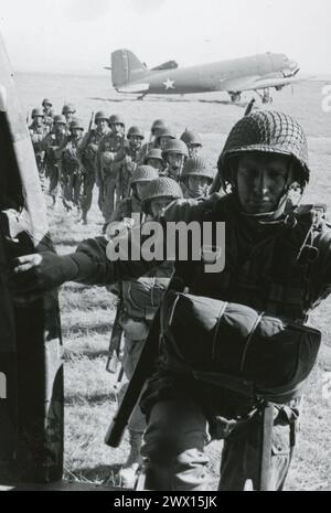 Légende originale : les parachutistes de la 82e division aéroportée entrent dans l'avion d'où ils vont sauter, pendant l'entraînement à l'invasion sous la direction de la 5e armée, commandée par le lieutenant général Mark W. Clark, Oujda, FR. Maroc, Afrique du Nord. Aussi : 505e régiment d'infanterie.' env. 1943 Banque D'Images