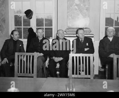 Légende originale : 13 FEB PHOTOG - Urbanek 3264, cinq des accusés au procès pour crimes de guerre de Ludwigsburg. De droite à gauche : Jan J. Ankerman, Klass Meyergerhards, Heirich Rommel, Gustav Mammenga et Heinrich Heinemann à Ludwigsburg Allemagne CA. années 1940 Banque D'Images