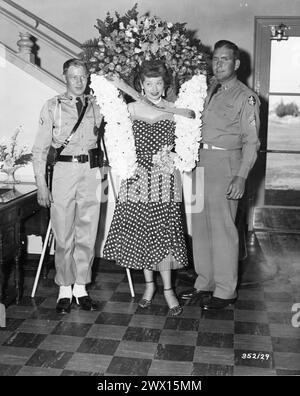 Photographie de Lucille Ball lors de la visite au Camp Stoneman, Californie Banque D'Images