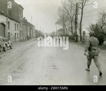 Photos de la seconde Guerre mondiale : légende originale : '101st Airborne Infantry Division sur la route entre Bastogne et Hauffalige, en Belgique, alors qu'ils se déplacent vers le haut pour endiguer la conduite allemande. Bastogne, Belgique. » env. Décembre 1944 Banque D'Images