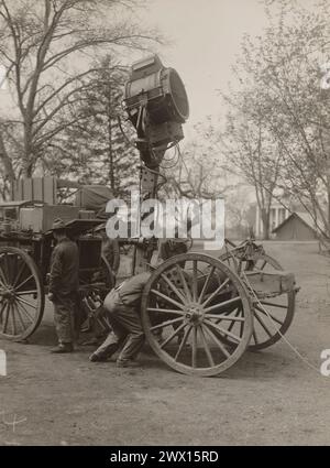 Soldats élevant un mât sur un feu de recherche antiaérien mobile utilisé par le corps du génie américain à Washington D.C. Barracks CA. 1918 Banque D'Images