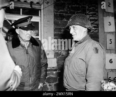 Légende originale : 'Gen. Dwight D. Eisenhower, commandant suprême allié, s'entretient avec le Major Gen. Norman S. Cota, commandant général du 28th Infantry Div., en Allemagne vers. 1945 Banque D'Images