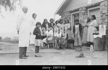 San Manuel Band of Mission Indians, Californie : légende originale : 'Eye Examinations. Médecin sous contrat Dr Evans et infirmière de terrain Mabel Cowser à San Manuel Reservation' CA. 1936-1942 Banque D'Images