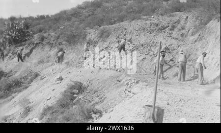 Bande de San Manuel des Indiens de mission, Californie : photographie de la construction de sentiers de camions à San Manuel CA. 1936-1942 Banque D'Images