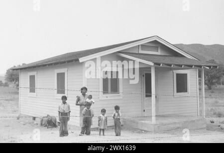 Rincon Band of Luiseno Indians in California : original Caption : 'Herman Mendoza family. Sept personnes dans cette famille, une était à l'école quand cette photo a été prise. Ils n'avaient pas leur propre maison. Cette maison dans laquelle ils séjournaient appartient à une autre famille indienne, Dave Calac. » env. 1936-1942 Banque D'Images