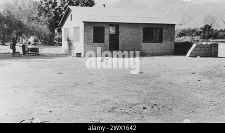Désert de Torres-Martinez Indiens Cahuilla, Californie : légende originale : 'réserve de Torres-Martinez - Condino Hopkins 1935 dimensions 26' x 28' Adobe. 4 chambres. Cuisine, salon, 2 chambres. Coût 500,00 $ prêt réembursable. 40,00 $ versés par les Indiens dans la construction. » env. 1935 Banque D'Images