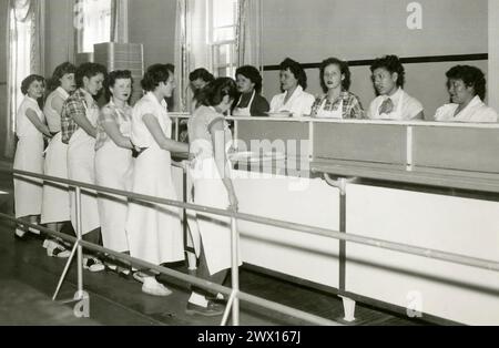 Étudiantes dans la salle à manger d'une école indienne dans le Dakota du Sud CA. 1953 Banque D'Images