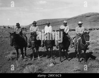 Cinq cow-boys amérindiens à cheval sur un ranch du Wyoming CA. 1930s ou 1940s. Banque D'Images