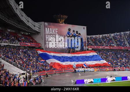 Bangkok, Thaïlande. 26 mars 2024. Les fans thaïlandais acclament lors du tour de qualification de la Coupe du monde asiatique, deuxième tour, match du Groupe C entre la Thaïlande et la Corée du Sud au stade Rajamangala. (Score final ; Thaïlande 0:3 Corée du Sud) crédit : SOPA images Limited/Alamy Live News Banque D'Images