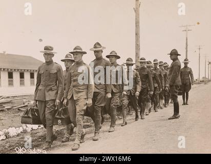 Cadets arrivant à leurs quartiers à Kelly Field à San Antonio CA. 1918 Banque D'Images