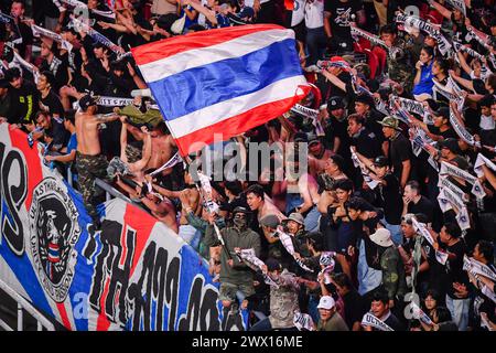 Bangkok, Thaïlande. 26 mars 2024. Les fans thaïlandais acclament lors du tour de qualification de la Coupe du monde asiatique, deuxième tour, match du Groupe C entre la Thaïlande et la Corée du Sud au stade Rajamangala. (Score final ; Thaïlande 0:3 Corée du Sud) crédit : SOPA images Limited/Alamy Live News Banque D'Images