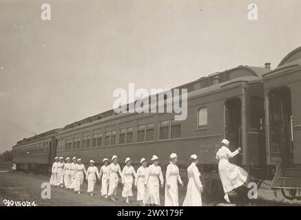 Les infirmières de la Croix-Rouge embarquent dans un train hospitalier américain CA. 1918 Banque D'Images