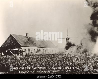 Photos de la première Guerre mondiale : avion allemand abattu en flammes par des canons anti-aériens belges CA. 1914-1918 Banque D'Images