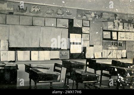 Bureaux dans une salle de classe vide dans une école du Dakota du Sud CA. années 1930 Banque D'Images