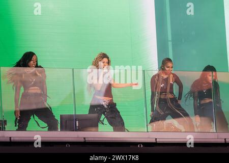 Shakira se produit sur le balcon du TSX Broadway sur Times Square à New York le 26 mars 2024 pour marquer la sortie de son premier nouvel album en sept ans. Shakira interprète entre autres sa nouvelle chanson 'Punteria' Banque D'Images