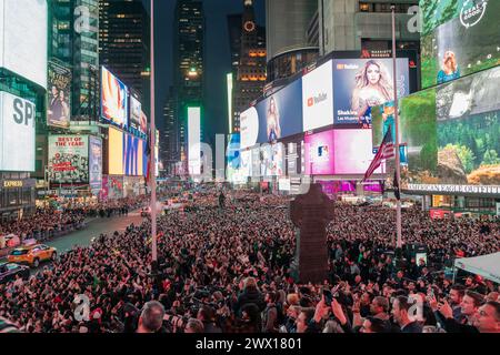 Des milliers de fans y ont assisté alors que Shakira se produit sur le balcon du TSX Broadway sur Times Square à New York le 26 mars 2024 pour marquer la sortie de son premier nouvel album en sept ans Banque D'Images