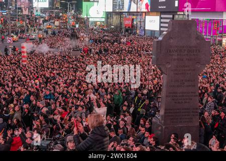 Des milliers de fans y ont assisté alors que Shakira se produit sur le balcon du TSX Broadway sur Times Square à New York le 26 mars 2024 pour marquer la sortie de son premier nouvel album en sept ans Banque D'Images