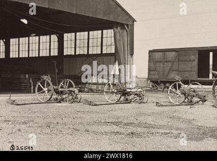 Tracteur tractant des faucheuses à Love Field à Dallas Texas CA. 1918 Banque D'Images