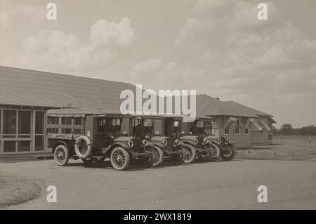 Ambulances hospitalières garées à Love Field à Dallas Texas CA. 1919 Banque D'Images