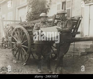 Deux soldats du 318e régiment ; infanterie, 80e division, discutent d'une carte après avoir reçu une dépêche d'un messager ; Pretz France CA. 1918 Banque D'Images