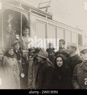 Soldat américain, chef d'orchestre et passagers sur un tramway russe à Archange Russia lors d'une grève des travailleurs CA. 1918 Banque D'Images