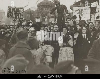 Foule célèbre la signature de l'armistice le 11 novembre 1918, accrocher le Kaiser en effigie sur la place de la Concorde, France CA. 1918 Banque D'Images