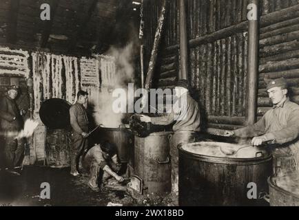 Soldats travaillant dans une cuisine entièrement équipée avec huit chaudières prêtes à l'emploi ; Vaux, Ardennes, France CA. 1918 Banque D'Images