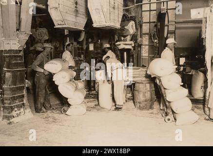 Pillsbury Flour Mills, Minneapolis, MN - Département d'emballage - les travailleurs mettent la farine dans des emballages et des sacs de jute env. 1917 Banque D'Images