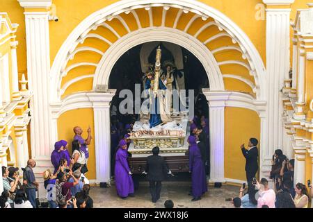 Antigua, Guatemala. 26 mars 2024. Les pénitents catholiques portent le flotteur processionnel du Jésus de Nazareth hors de l'Ermita de El Calvario le mardi Saint pendant Semana Santa, le 26 mars 2024 à Antigua, Guatemala. Les processions opulentes, les algèbres détaillées et les traditions séculaires attirent plus d'un million de personnes dans l'ancienne capitale. Crédit : Richard Ellis/Richard Ellis/Alamy Live News Banque D'Images