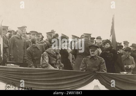 Le président Woodrow Wilson, le général Pershing et l'ambassadeur Jusserand lors de l'examen des troupes à Langres France CA. 1918 Banque D'Images