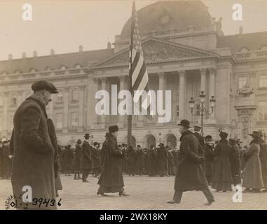 Foules devant le palais du roi Albert de Belgique le jour de son retour après l'occupation allemande CA. Novembre 1918 Banque D'Images