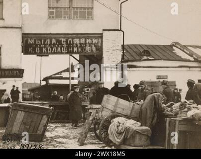 Acheteurs sur un marché à Archange Russia CA. 1918 Banque D'Images