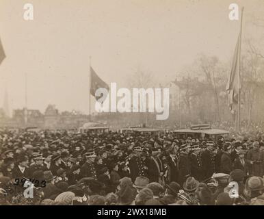 Foule à l'extérieur de l'enceinte du palais à Bruxelles Belgique lorsque le roi et la reine sont retournés au palais pour la première fois depuis l'occupation allemande de Bruxelles CA. 1918 Banque D'Images