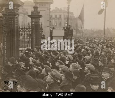 Foule à l'extérieur de l'enceinte du palais à Bruxelles Belgique lorsque le roi et la reine sont retournés au palais pour la première fois depuis l'occupation allemande de Bruxelles CA. 1918 Banque D'Images