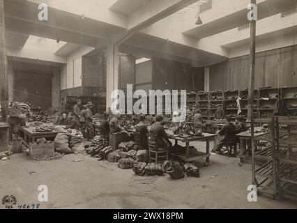 Dépôt de réparation de chaussures à Tours Indre et Loire France où les chaussures usées de l'A.E.F. sont réparées CA. 1918 Banque D'Images