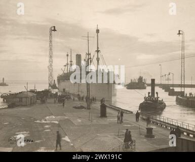 Le navire Susquehanna transport dégage le phare dans le port de produits Nazaire se dirige vers les États-Unis avec 2500 soldats à bord de CA. 1919 Banque D'Images