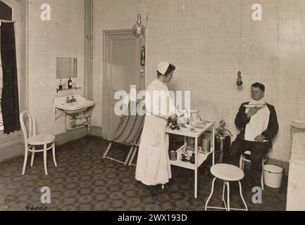 Un patient et une infirmière dans le service des oreilles oculaires de l'hôtel Metropolis, hôpital de base, Royat, Puy de Dome, France CA. 1919 Banque D'Images