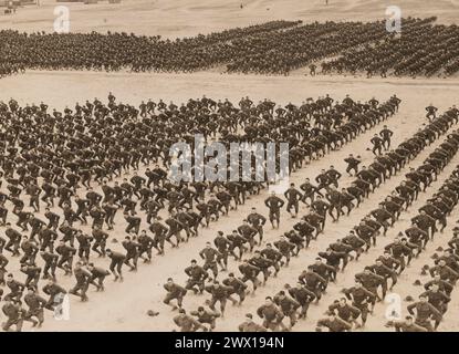 28e division, Camp Hancock, Augusta, Géorgie. 10 000 fantassins passant par la mise en place d'exercices en cadence. Instructeur avec énorme mégaphone dirige les exercices CA. 1918 Banque D'Images