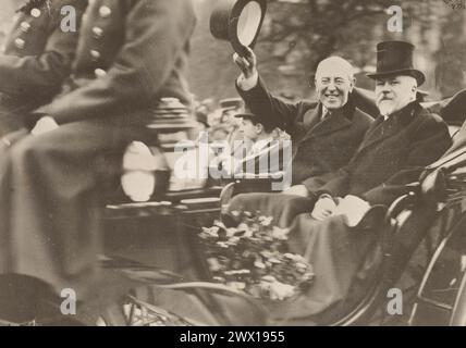 Le Président Woodrow Wilson et le Président Raymond Poincare, de France, saluent les foules dans la rue alors qu'il quitte la gare après son arrivée en France. Paris, France CA. Décembre 1918 Banque D'Images