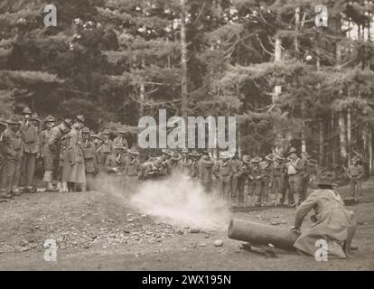 Camp Lewis - American Lake, Washington. Soldats de l'armée nationale apprenant à utiliser des masques à gaz et à répondre aux attaques au gaz allemandes CA. 1918 Banque D'Images