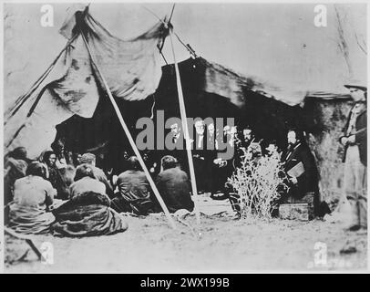 Le général William T. Sherman et les commissaires en conseil auprès des chefs Sioux à Fort Laramie, Wyoming, CA. 1868 Banque D'Images