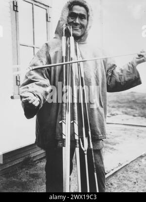 Simiguluk, lance esquimau et lanceur avec ses marchandises, point Barrow, Alaska CA. 1935 Banque D'Images