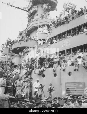 Les spectateurs et les photographes choisissent des points de vue sur le pont de l'USS MISSOURI dans la baie de Tokyo, pour assister à la procédure formelle de reddition japonaise env. 1945 Banque D'Images