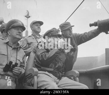 Le brigadier-général Courtney Whitney ; le général Douglas MacArthur, commandant en chef des forces de l'ONU ; et le major-général Edward Almond, observent le bombardement d'Inchon depuis l'U.S.S. Mt. McKinley, 15 septembre 1950 Banque D'Images