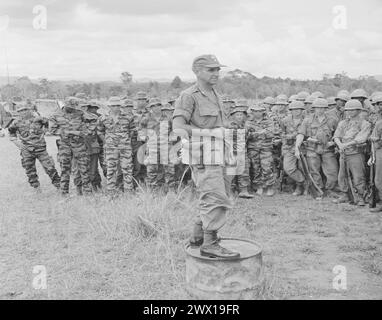 Guerre du Vietnam : le brigadier-général Willard Pearson de la 101st Airborne Brigade informe les troupes sur la prochaine opération 'Eagle Bait' CA. 1966 Banque D'Images