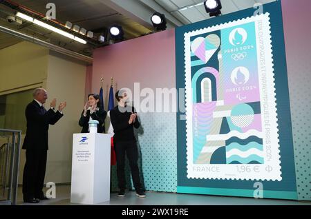 (240327) -- PARIS, le 27 mars 2024 (Xinhua) -- Directeur général du Groupe la poste Philippe Wahl, Ministre française des Sports Amélie Oudea-Castera et Président du Comité d'organisation de Paris 2024 Tony Estanguet (G à d) dévoilez le timbre officiel des Jeux Olympiques et Paralympiques de Paris 2024 lors d'une présentation au Musée de la poste à Paris, France, le 26 mars 2024. S'inspirant de l'identité visuelle des Jeux Olympiques de Paris, le timbre met en valeur des lieux emblématiques comme la Tour Eiffel et la Seine, avec des éléments sportifs de pistes d'athlétisme et des rebonds de balle en vedette Banque D'Images