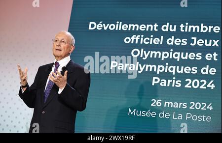 Paris, France. 26 mars 2024. Philippe Wahl, Directeur général du Groupe la poste, prononce une allocution lors de la cérémonie de dévoilement du timbre officiel des Jeux Olympiques et Paralympiques de Paris 2024 au Musée postal de Paris, France, le 26 mars 2024. S'inspirant de l'identité visuelle des Jeux olympiques de Paris, le timbre met en valeur des lieux emblématiques comme la Tour Eiffel et la Seine, avec des éléments sportifs de pistes d'athlétisme et des rebonds de balle en vedette. Le timbre a des finitions exceptionnelles avec estampage à chaud. Crédit : Gao Jing/Xinhua/Alamy Live News Banque D'Images