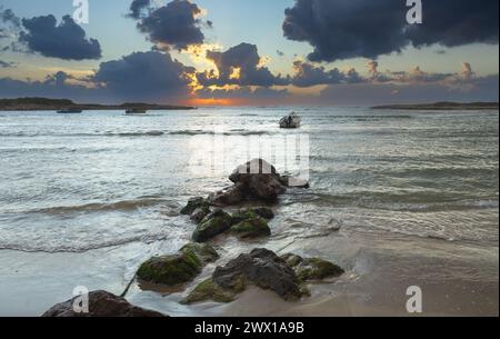 Beau paysage marin avec des bateaux sur Hof Dor au coucher du soleil en Israël Banque D'Images